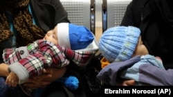 Бисёр оилаҳои ҷавон дар Эрон барои соҳиби фарзанд шудан саросема нестанд ва фикр мекунанд, ки нахуст бояд мушкилоти иқтисодиву кор ҳал шавад. Таваллуд ҳам дар ин кишвар зиёд нест