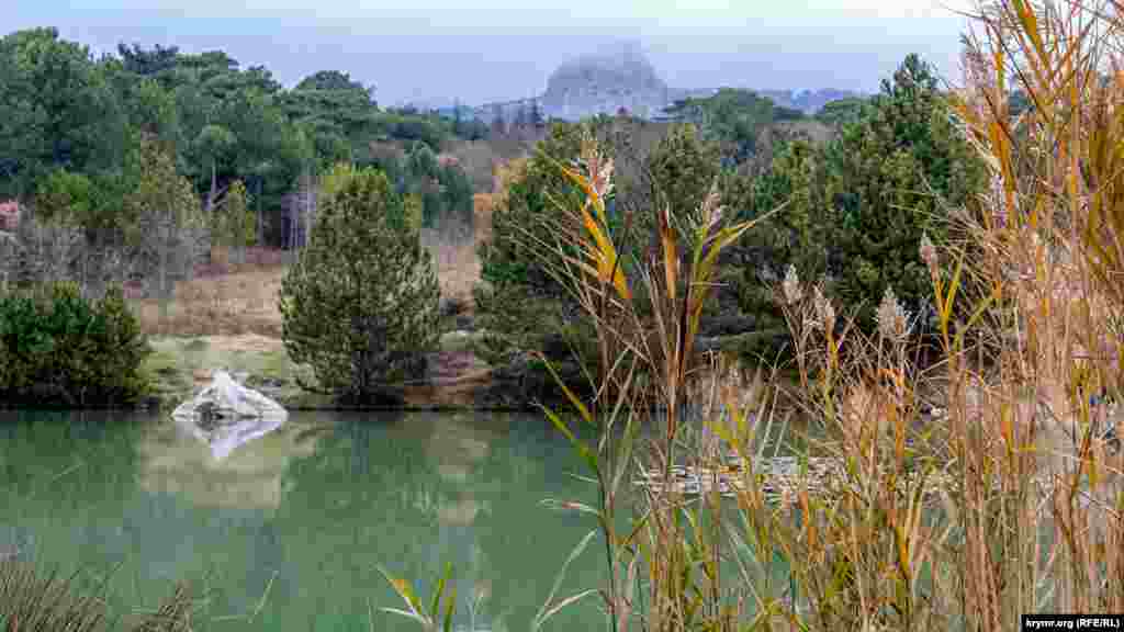 Небольшое живописное озеро тоже носит название Шаан-Кая. До одноименной горы – она видна на заднем фоне – чуть более километра