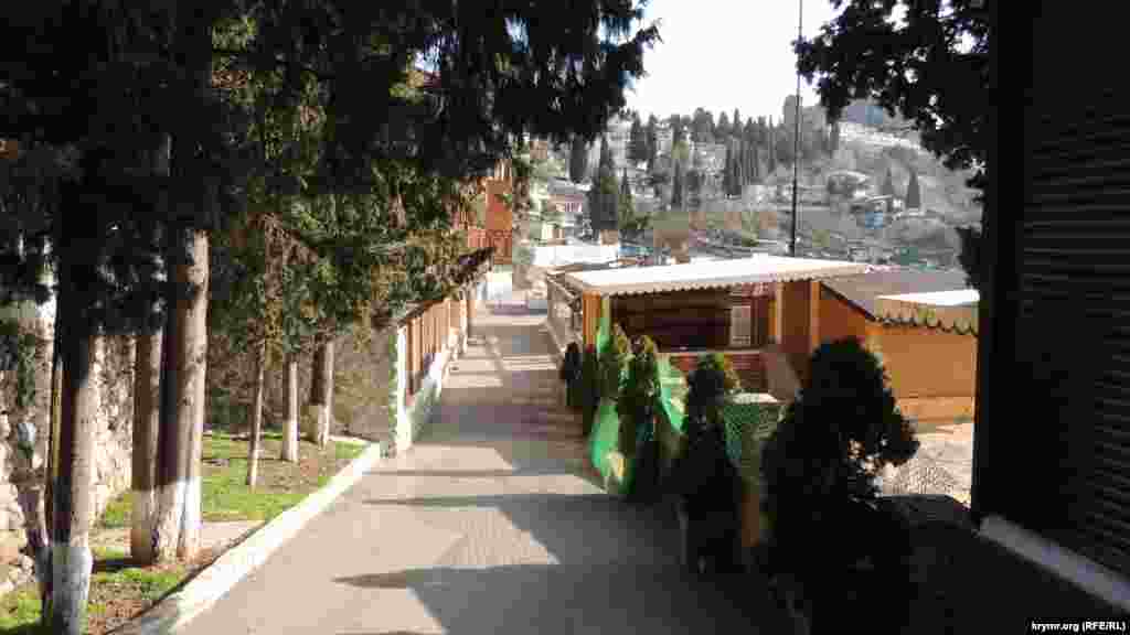 Традиционный вид Гурзуфской улочки возле моря. Кипарисы – одна из самых отличительных черт Южного берега Крыма – здесь встречаются повсюду