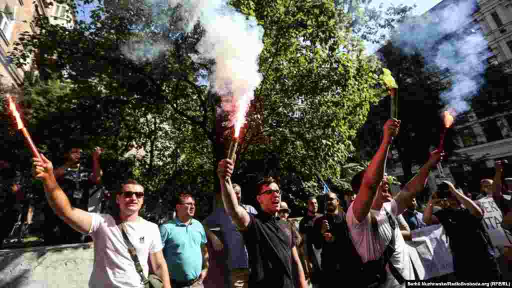 Учасники акції палили фаєри і вигукували «Свободу Віталію Марківу»