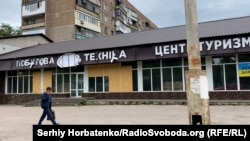 Поодинокі перехожі на вулицях Костянтинівки