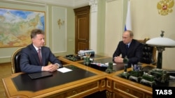 Владимир Путин (справа) и министр транспорта Максим Соколов (архивное фото)