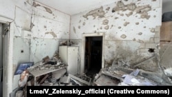 Російські війська обстріляли лікарню в Херсоні, де перебували близько сотні людей, включаючи дітей, спричинивши значні пошкодження будівлі, постраждали люди