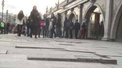 Напротив Кремля развалились тротуары Напротив Кремля развалились тротуары