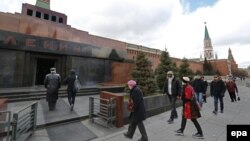 Раніше з пропозиціями поховати тіло Леніна неодноразово виступали представники, і російської опозиції, і влади