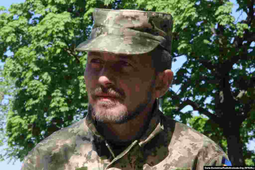 Олександр «Павук» ТИМОШЕНКО, боєць окремого 90-ого батальйону 95-ої аеромобільної бригади: «У їхнього танка така «забавка» була: виїжджати й «розряджатися» у вежу. Коли 40 снарядів випускали, коли менше, коли два танки виїжджали. Вони з серпня так «бавилися» й насилу завалили вежу. Можете собі уявити – у середньому по 40 снарядів кожен день. Якщо перемножити на кількість днів до 13 січня, то можна приблизно порахувати, скільки туди випустили снарядів. Під час одного з таких обстрілів просто від вібрації спрацювала розтяжка. Чия вона була, ніхто не знає». Детальніше – тут. 