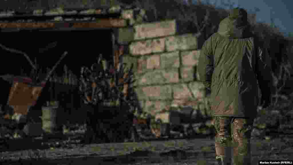 Волонтер Денис. Каже, що спочатку планували поставити крісло на шахті «Бутівка», однак через постійні обстріли і небезпеку рішення змінили. Вирішили перенести в більш безпечне, хоча й не менше «гаряче» місце