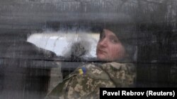 Один із захоплених українських військових моряків у мікроавтобусі біля будівлі суду в Сімферополі, 28 листопада 2018 року