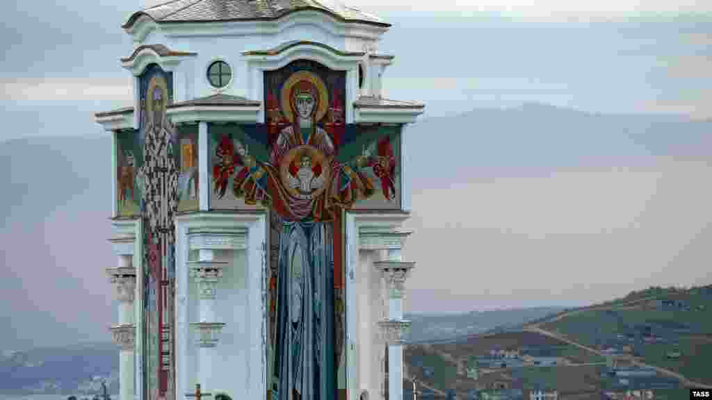 Новый храм – самый высокий в Крыму, его высота – 65 метров. В оформлении использованы корабельные якоря и якорные цепи. Под главным крестом внутри позолоченного шара, который символизирует планету Земля, установлен маячный фонарь, а чуть ниже размещается колокольня с электрическим приводом колоколов. Путешествие по алуштинскому побережью – в нашей галерее