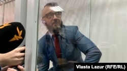 Під час засідання Андрій Антоненко перебував у скляному боксі