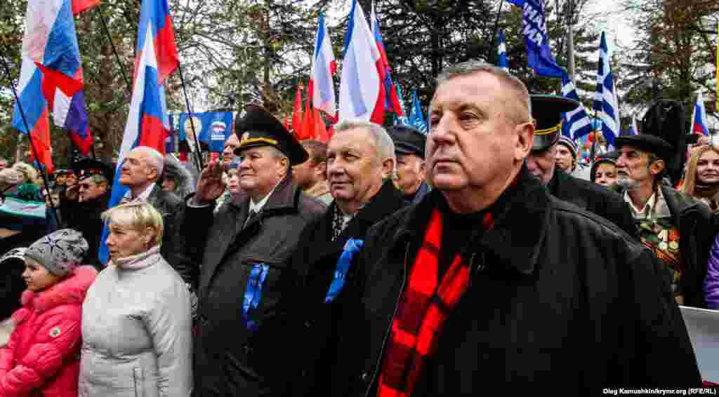 Во время исполнения гимна Российской Федерации люди не подпевали