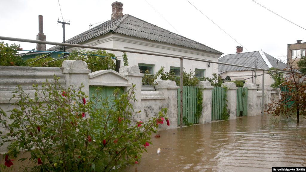 Подтопленная улица в результате паводка 