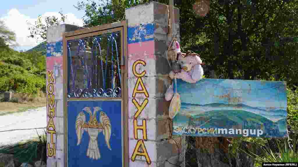 История княжества Феодоро, столицей которого был Мангуп, забыта совершенно незаслуженно. Готы – германцы из Скандинавии – дошли до Крыма, отказались идти с остготским правителем Теодорихом брать Рим и основали свое христианское княжество, севернее которого вскоре оказались мусульмане Крымского ханства, а южнее – католики генуэзцы. И тем не менее Феодоро успешно противостояло своим соседям, даже будучи последним осколком Византийской империи