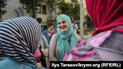 Кримськотатарська активістка Муміне Салієва біля суду в Сімферополі, 30 травня 2019 року