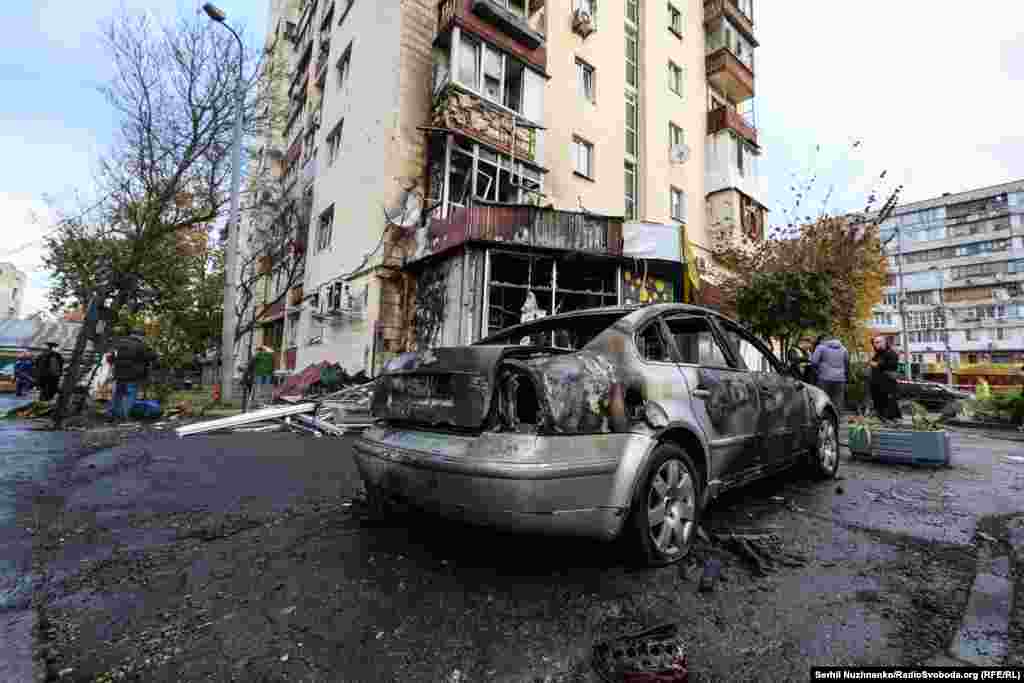 «Станом на 09:00 підтверджено збиття 26 ворожих БпЛА, 20 безпілотників локаційно втрачено, один – повернувся до Росії», – повідомили у Повітряних силах ЗСУ. У дворі будинку згоріло кілька автівок