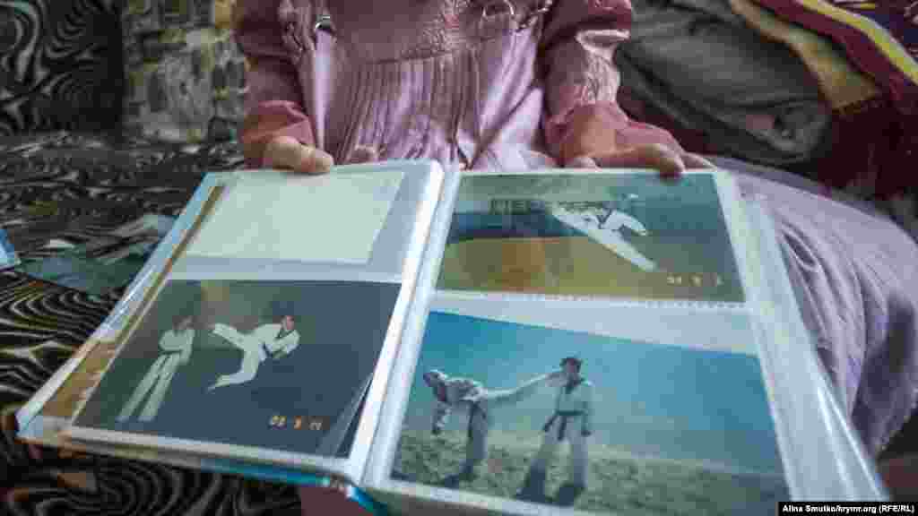 Тасним показывает «спортивные» фотографии папы из семейного архива