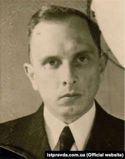 Одна з перших фотографій Степана Бандери після виходу на волю (з вересня 1941 року він перебував у нацистській тюрмі, а потім у концтаборі «Заксенгавзен»). Німеччина, 1946 року. Двоє його рідних братів – Василь і Олександр – були закатовані наприкінці липня 1942 року в концтаборі «Аушвіц