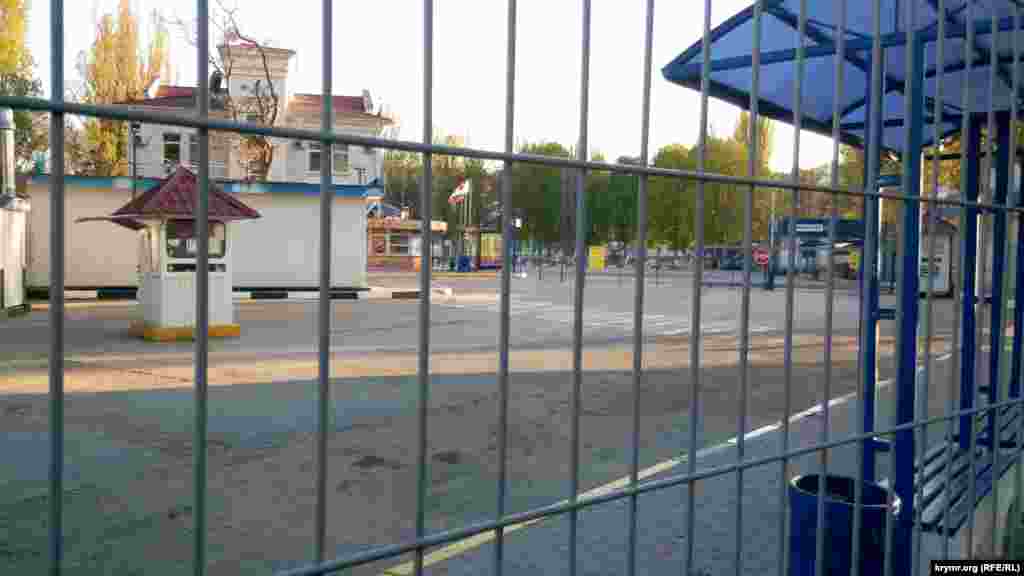 В Севастополе не работает автовокзал. Российские власти Крыма и Севастополя приостановили междугороднее сообщение до конца режима самоизоляции. Городское сообщение – ограничено. Транспорт ходит по часам