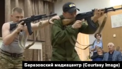 Глава района учит ходить с автоматом