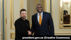 უკრაინის პრეზიდენტი, ვოლოდიმირ ზელენსკი (მარცხნივ) და ბრიტანეთის საგარეო საქმეთა მინისტრი, დევიდ ლემი, საარქივო ფოტო 