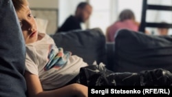 Мати лишає дітей у будинку сімейного типу, поки працює