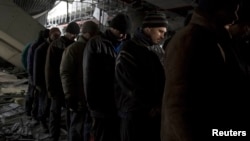 Сепаратисты конвоируют украинских пленных в донецком аэропорту – 26 февраля 2015 года