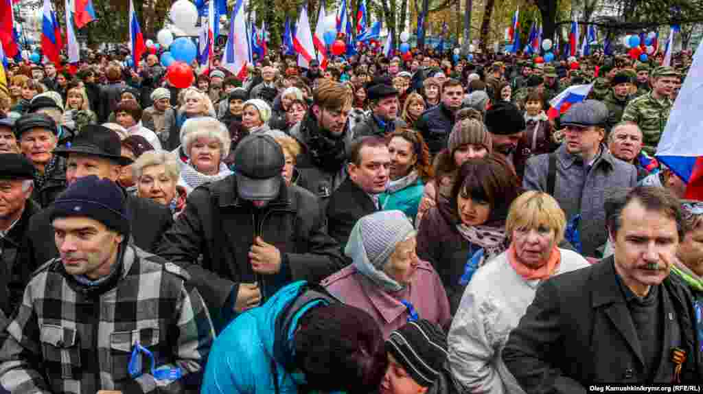Под зданием так называемого Госсовета Крыма собралось около полутысячи человек 