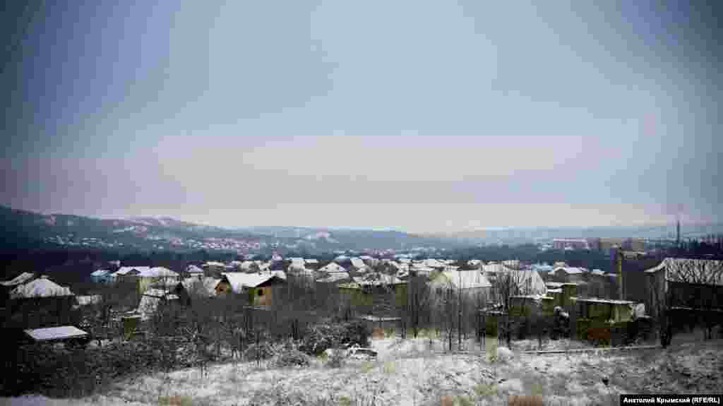 Вид на Перевальное со стороны садового товарищества «Артек»