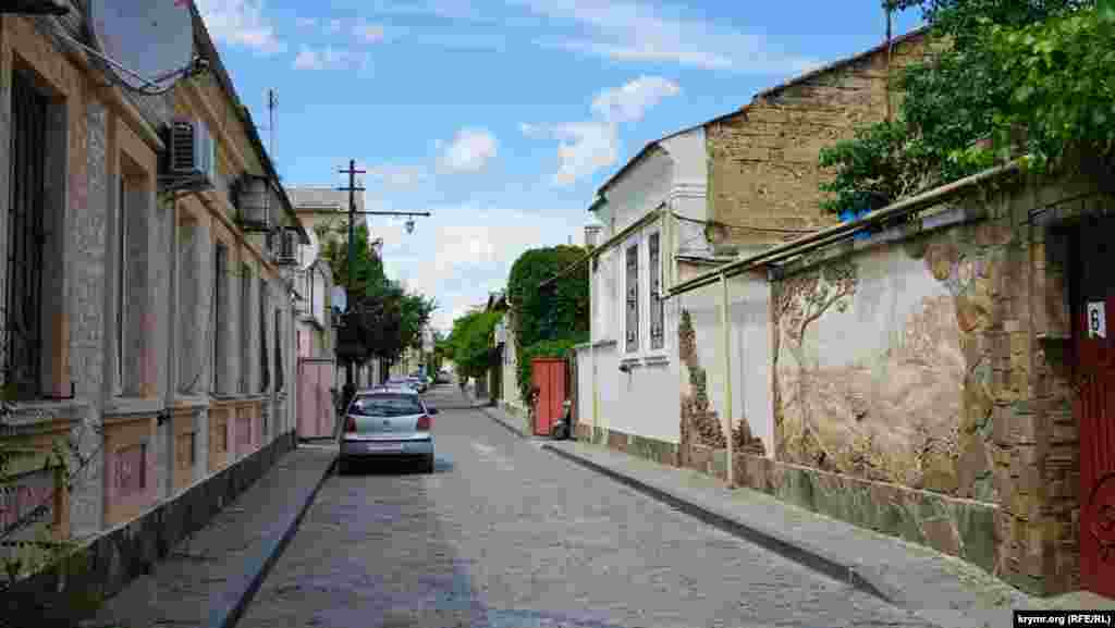 На экскурсионном маршруте «Малого Иерусалима» на улице Тучина ни души, хотя еще несколько дней назад здесь рассказывали о 7 тысячах экскурсантов на маршруте