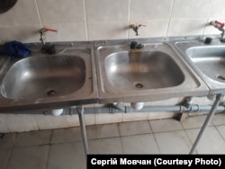 Біля умивальників немає мила, санітайзерів, а також рушників.