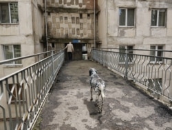 Чоловік заходить в багатоповерхівку радянських часів в північному передмісті Тбілісі