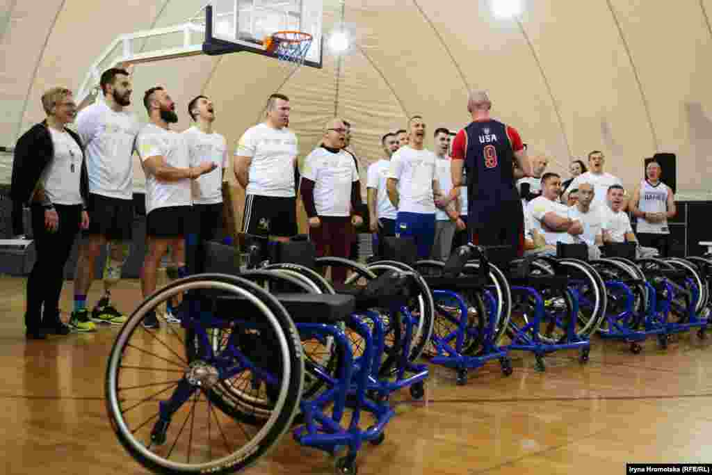 Тренер команди США й учасники збірної України на «Іграх нескорених» вигукують гасло Invictus (нескорений)