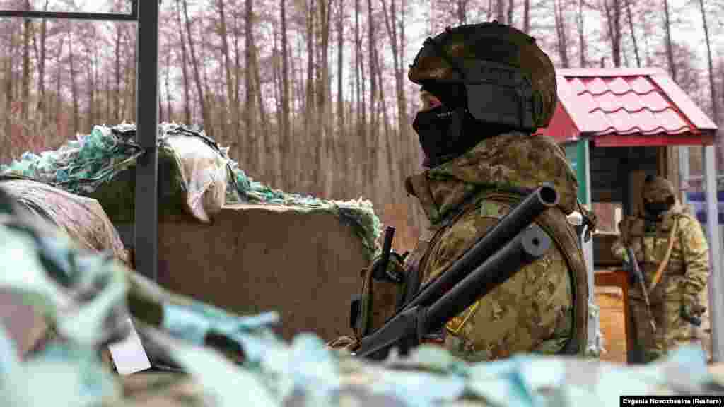 Вооружённые белорусские военные несут вахту на границе с Украиной на пограничном переходе "Новая Гута"