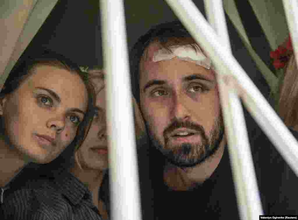 Оксана Шачко (ліворуч) під час судового засідання. Як повідомляли тоді, активісток Femen викрали та побили під час протесту проти візиту в Україну президента Росії Володимира Путіна. 2013 рік