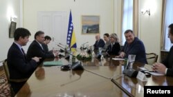 Zamjenik pomoćnika američkog državnog sekretara za Evropu i Evroaziju Gabrijel Eskobar i Milorad Dodik tokom susreta u Sarajevu, 8. novembra 2021.