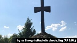 Хрест на місці захоронення вояків УНР. Меморіальний комплекс. Базар, Житомирщина. Україна Червень 2019 року