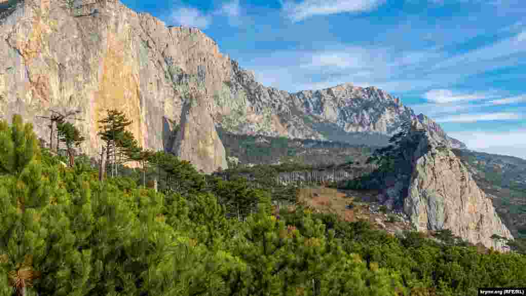 Шаан-Кая (слева) и Малая Шаан-Кая (справа). Другие названия – Нишан-Кая или крымский Шанхай. Высота ее отрицательного южного склона – самая большая из подобных скал в бывшем Советском Союзе (около 200 метров). Ее часто сравнивают с вершиной Эль-Капитан в США — такой же отвесной стеной, уходящей вверх на 250 метров