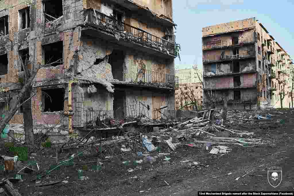 Зруйновані боями будинки у Вугледарі. Президент України Володимир Зеленський під час пресконференції з генсеком НАТО Марком Рютте в Києві 3 жовтня сказав, що Росія «руйнує позиції наших бійців, їм треба зберегти своє життя, тому що вони набагато головніші за будь-які забудови»