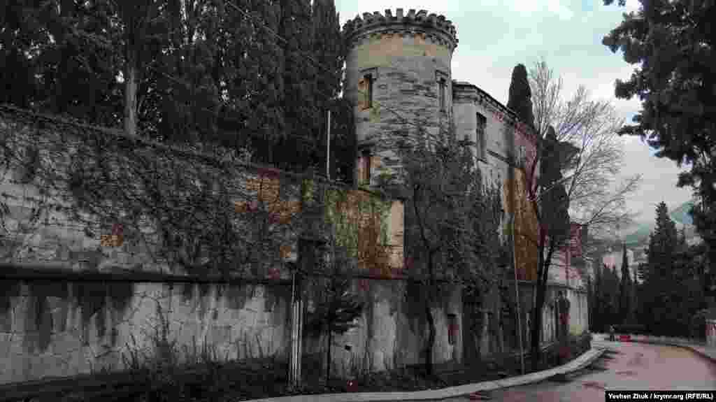 Во время Второй мировой войны здесь размещалось гестапо, о чем свидетельствуют фотоснимки той поры. Под плющом на стене, выходящей на улицу Свердлова, можно разглядеть руны «зиг» – «победа». Также короткое время здесь располагалось еврейское гетто