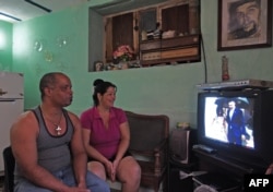 Кубинская семья смотрит репортаж о прилете Барака Обамы на Кубу. 20 марта 2016 г.