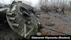 Разрушенная российская военная тихника, иллюстрационное фото