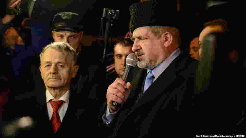 Врешті-решт до мітингувальників вийшли лідери кримськотатарського народу Мустафа Джемілєв та Рефар Чубаров. Вони заявили про «непорозуміння» між блокадниками та силовиками на Херсонщині, яке вони обговорили на зустрічі з Петром Порошенком