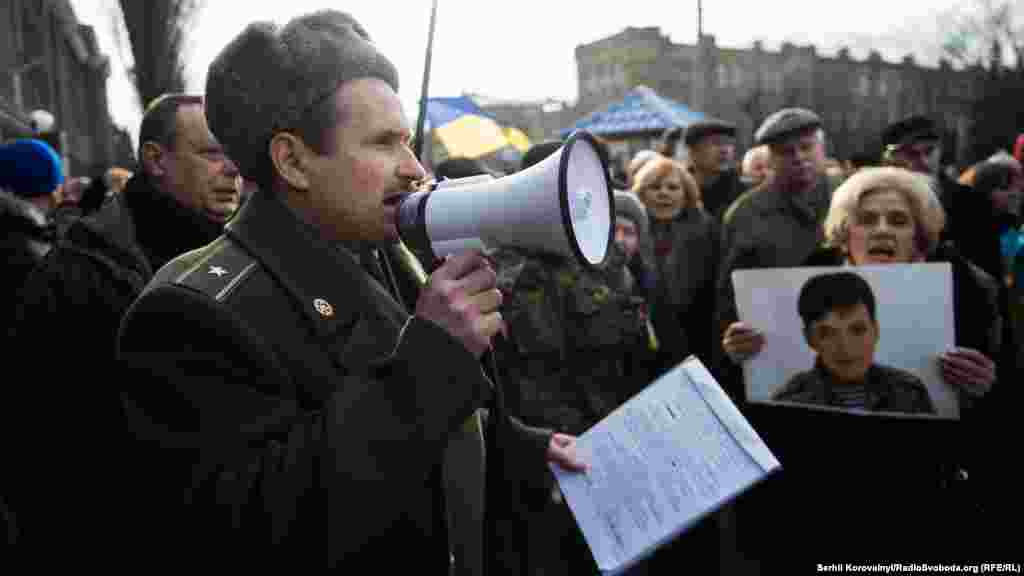  Лунали гасла на підтримку Надії Савченко, а також революційні заклики до росіян, зокрема, «Росіє, вставай!»
