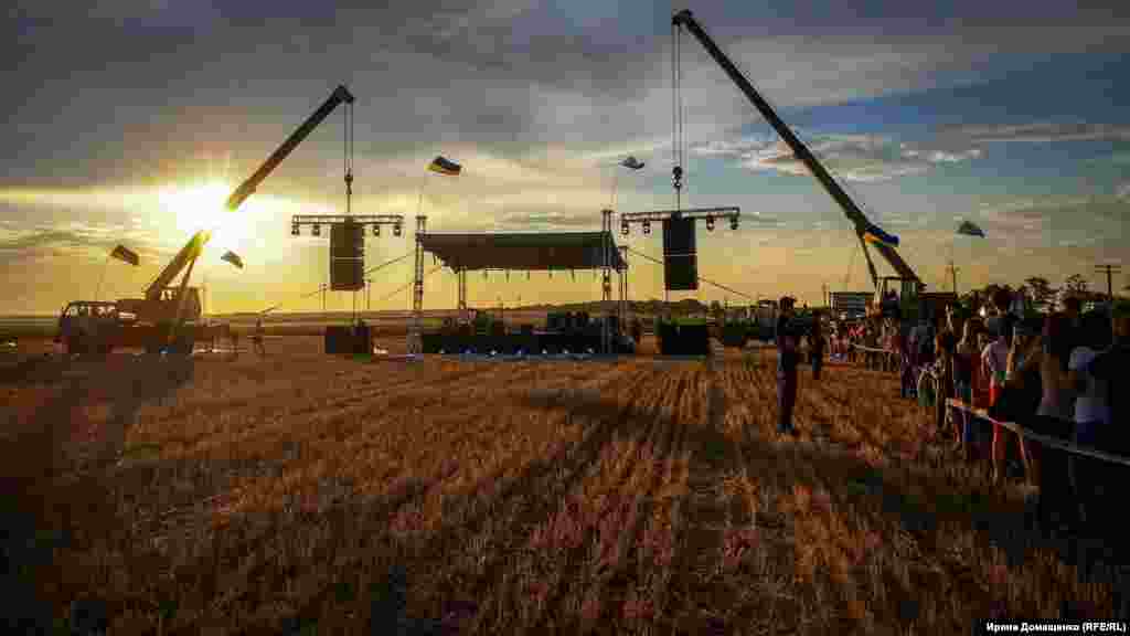 Монтаж сцены для концерта группы «Бумбокс», направленной в сторону аннексированного полуострова