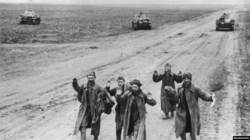 В первые два года войны Красная армия потеряла пленными больше, чем убитыми. То же самое было и в Крыму – там сотни тысяч бойцов оказались окруженными (как под Керчью) или же брошенными на произвол судьбы своими командирами (как под Севастополем). Исследователи указывают, что в России эта страница войны замалчивается. На фото: советские солдаты, плененные на Керченском полуострове, май 1942 года