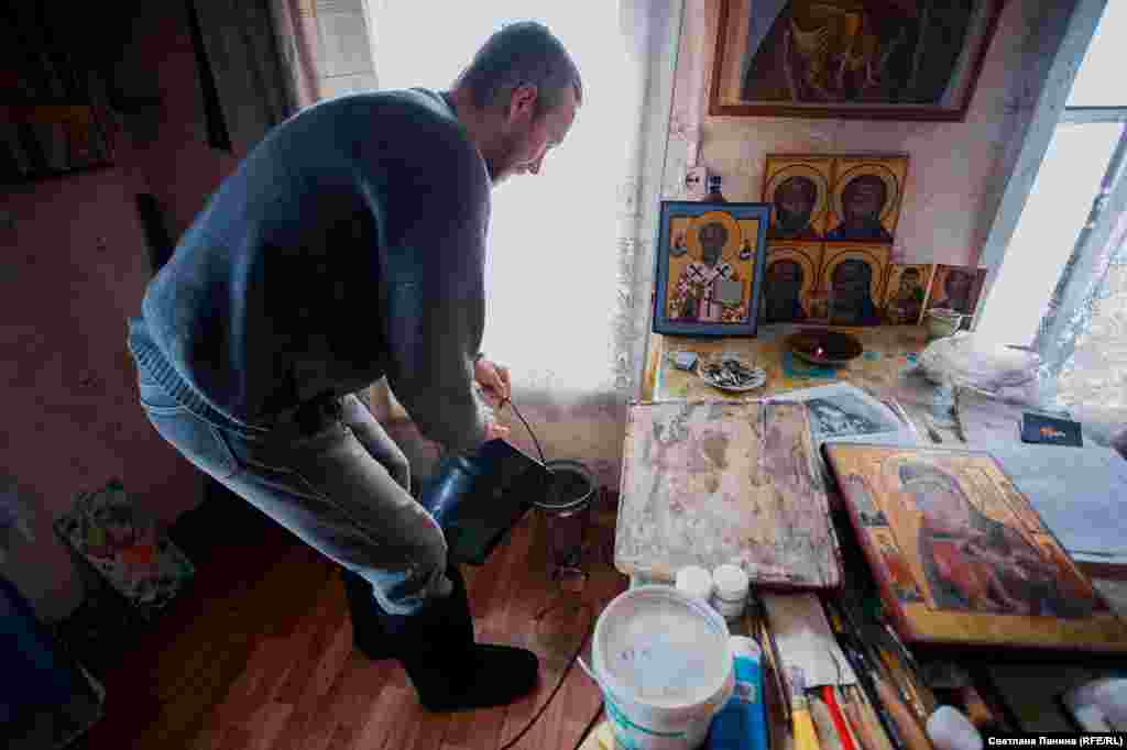 «Прожити тут можна на десять тисяч на рік. Мішок крупи і відро масла – за очі. Штанів вистачає на десять років, валянок, ось, вистачило лише на п'ять – вкрали»