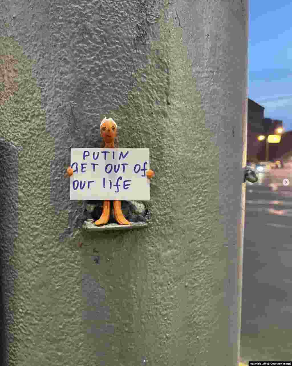 Владелец этого аккаунта недавно сбежал из России и теперь живет во Франции. Он рассказал Радио Свобода, что начал миниатюрное протестное движение, потому что «не мог ничего не делать»