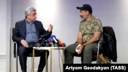 Нікол Пашинян (праворуч) веде переговори з Сержем Сарґсяном 22 квітня 2018 року. Сарґсян незабаром подасть у відставку з прем’єрської посади.