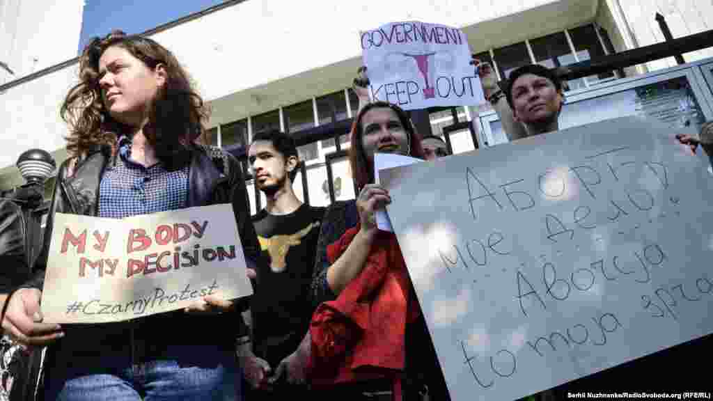 В Україні переривання вагітності дозволено не за будь-якого терміну. За бажанням жінки можна зробити аборт лише до 12 тижня вагітності. Пізніше – тільки за медичними показниками. У 2014 році в Україні було проведено 70 тисяч 694 таких операцій (за даними МОЗу). В Україні час від часу виникають дискусії в парламенті про ухвалення закону про повну заборону абортів