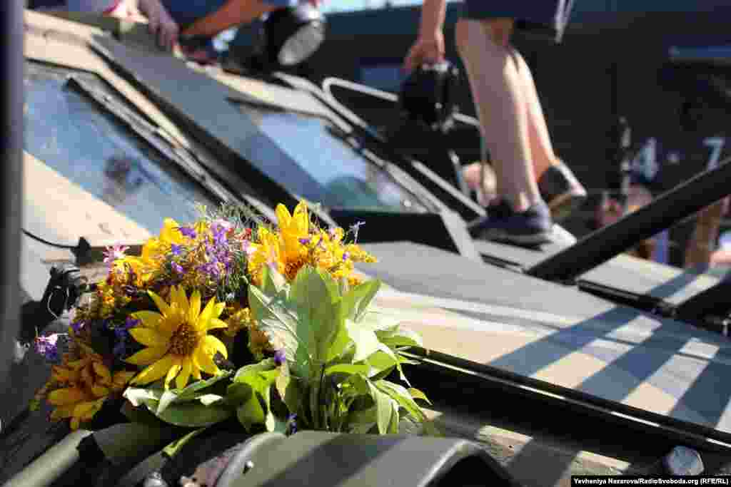 Квіти на броні – хтось із запоріжців приніс із собою на свято квіти та прикрасив ними бойову машину